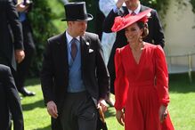 Kate Middleton e príncipe William num evento, com Zara Tindall mencionada
