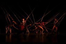 Espetáculo de dança explora imigração com recurso a movimento e tensão.
