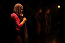 Espetáculo de dança aborda imigração e identidade.
