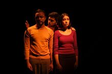 Espetáculo teatral aborda a imigração e os desafios enfrentados por imigrantes