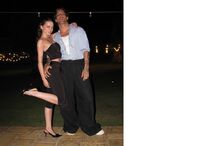 Ator e cantora posam juntos num evento noturno