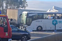 Portuguesa entre os feridos graves do choque em cadeia em França. Nenhum dos mortos é cidadão nacional, confirma Governo