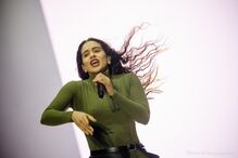 Rosalía atua num concerto com energia e estilo.
