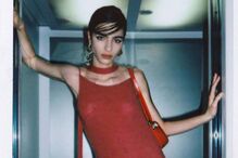 Mulher com vestido vermelho num elevador