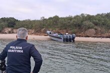 Lancha rápida ligada ao tráfico encalhada em Troia