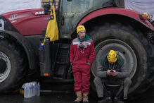 Agricultores protestam contra acordo UE/Mercosul junto a um trator