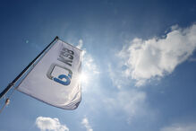 Bandeira da KSB ao vento, empresa de bombas e válvulas