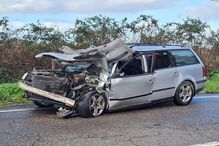 Colisão de carro com camião de mercadorias na EN118 em Alpiarça