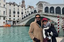 Casal visita a Ponte de Rialto, em Veneza, num dia nublado