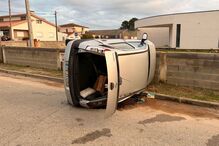 Veículo capotado numa rua residencial após acidente