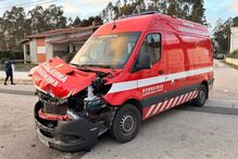 Ambulância de Bombeiros de Albergaria-a-Velha danificada após acidente