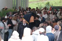 Cerimónias fúnebres de Maycon Douglas reúnem multidão para o último adeus