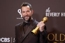 Noah Wyle venceu o Globo de Ouro de Melhor Ator em Série Dramática.