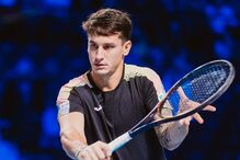 Camilo Ugo Carabelli corta o cabelo durante jogo