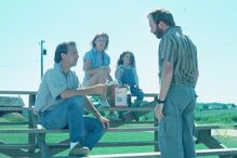 Timothy Busfield numa cena com Kevin Costner
