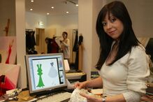 Fátima Lopes trabalha em novos designs de vestidos após receber prémio.
