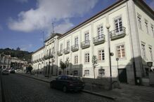 Tribunal de Viana do Castelo vandalizado; homem detido por dezenas de janelas partidas