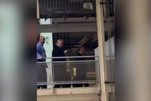 Trabalhador da Ford suspenso por chamar “protetor de pedófilos” a Trump. Presidente respondeu com gesto obsceno