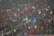 'Obrigados a descalçar-se sobre um chão molhado': Benfica diz que adeptos foram sujeitos a 'tratamento vergonhoso' no Dragão
