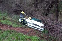 Jovem passa noite encarcerada após despiste de carro em Albergaria-a-Velha. Perdeu controlo da viatura e caiu para ravina