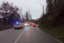 Condutora ferida após despiste de carro para ravina. Bombeiros e INEM no local