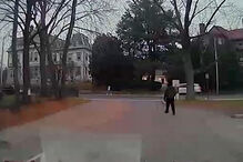 Novas imagens mostram Cláudio Valente a sair da Universidade de Brown após matar dois estudantes