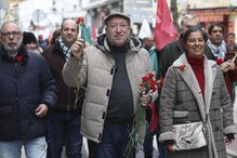 António Filipe apela ao voto, com cravo vermelho na mão