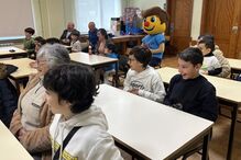 Aula de risoterapia junta crianças e idosos