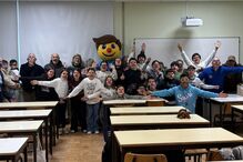 Aula de risoterapia junta crianças e idosos