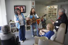 Músicos nos hospitais recebem 'o dobro' do que dão, mas dispensam palmas 