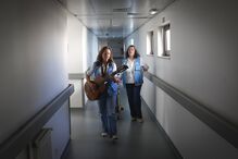 Músicos do projeto Música nos Hospitais levam instrumentos a unidades de saúde