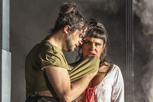 Peça de Shakespeare no CCB apresenta tragédia com encenação intensa e emotiva.
