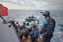 Polícia Marítima resgata migrantes perto da Grécia; uma vítima mortal