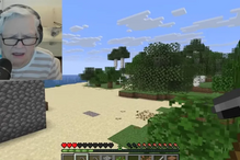 Idosa joga Minecraft, transmitindo a sua experiência online.
