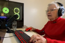 Sue Jacquot, youtuber de 81 anos, joga Minecraft para ajudar o neto doente