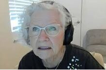 Sue Jacquot, estrela do YouTube, joga Minecraft para ajudar o neto com cancro