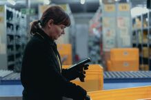 Laura Carreira, realizadora portuguesa, filma num armazém após susto no aeroporto de Berlim