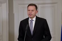 'Deixem-me dar-lhe um abraço': Montenegro junta-se a Marques Mendes após falar ao País