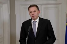 'Deixem-me dar-lhe um abraço': Montenegro junta-se a Marques Mendes após falar ao País