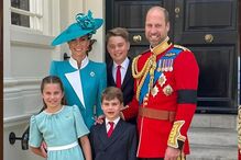 A família real posa junta, com William em uniforme militar