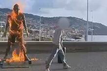 Homem filma-se a incendiar estátua de CR7 no Funchal