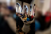 “Esta não é uma igreja de verdade!”: ativistas invadem missa nos EUA onde pastor é agente do ICE