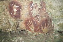 Arte rupestre: mãos impressas em gruta da Indonésia