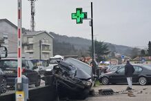 Despiste aparatoso em Braga causa danos materiais; ninguém ficou ferido.

