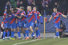 Jogadores do Viktoria Plzen celebram golo contra o FC Porto na Liga Europa, na República Checa