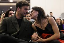 David Carreira e Carolina Carvalho trocam olhares cúmplices num evento