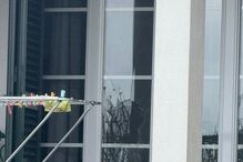 Janela partida em casa de filha de atriz desaparecida reforça suspeitas de sequestro