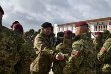 Militar cumprimenta soldados portugueses; curso de Comandos tem melhor taxa de sucesso desde 2002