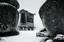 Aldeia do Castelo pintada de branco em resultado da neve intensa registada desde ontem. 