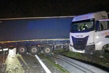 Camião acidentado na Trofa. Há cinco feridos e carga espalhada na via